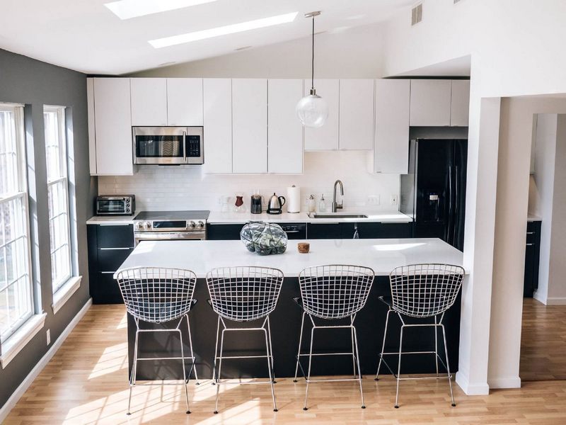 Phòng ăn được trang bị bề mặt đá nhân tạo solid surface Himacs LG, nhập khẩu từ Hàn Quốc, có không gian mở rộng rãi.